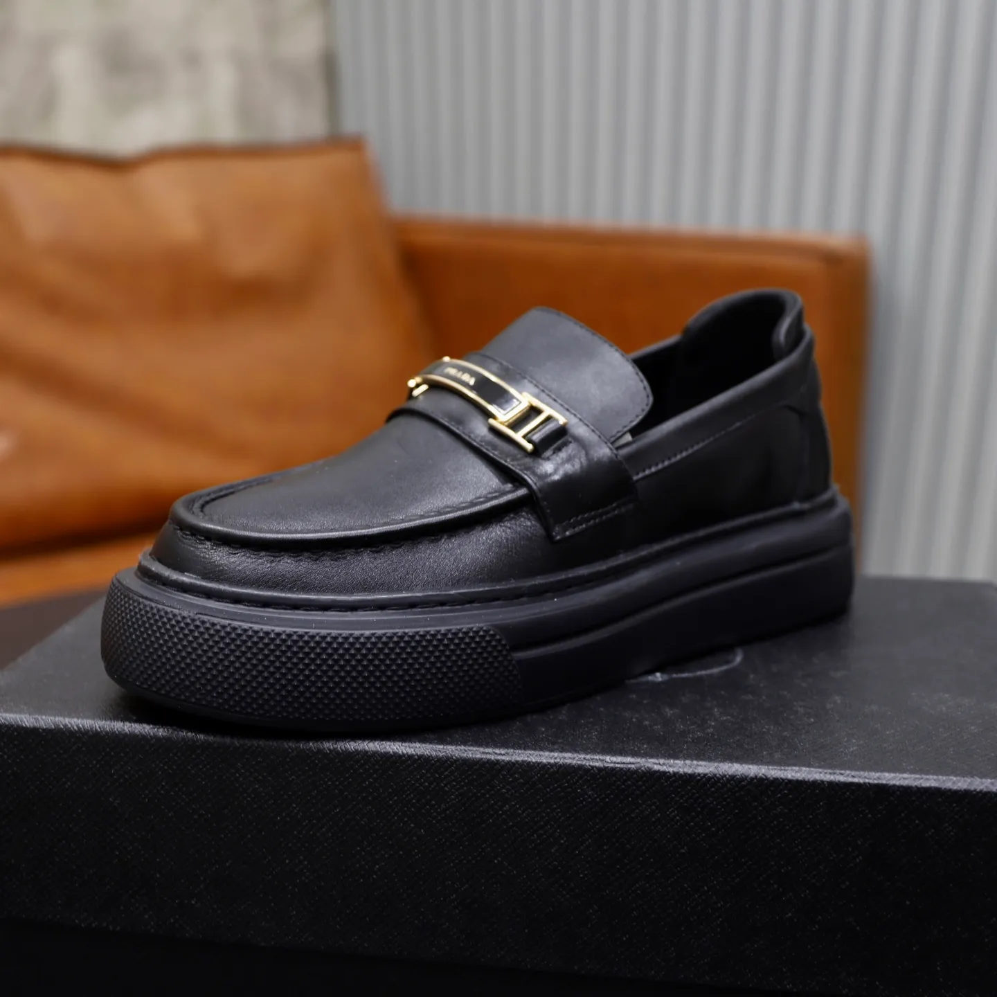 Ex-factory price: 500💰🙅‍♂️🙅‍♂️🙅‍♂️ Brand: PRADA Standard code: Men's code 38-44 (45 can be customized) Grade: Same style as the official website Original order quality Material: Original cowhide surface Comfortable lining Original outsole Style category: Men's fashionable casual leather shoes Distinguished big-name luxury elements Top luxury Color: Color of the actual picture